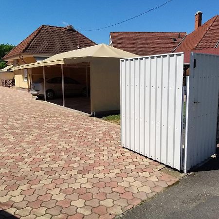 Garden Apartmanház 2 Hajdúszoboszló Kültér fotó